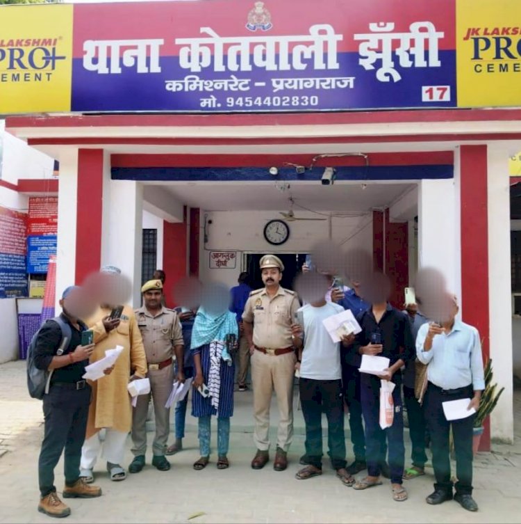 मोबाइल मिला तो खिल उठा चेहरा पुलिस टीम की हुई सराहना खोए हुए 10 मोबाइल झूंसी पुलिस ने मोबाइल धारकों को किया सुपुर्द